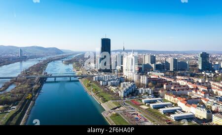 Wiener Donau und Stadt Luftpanorama. Donaustadt Kagran an der Donau. Modernes Stadtviertel mit Wolkenkratzern und Geschäftsbüros Stockfoto