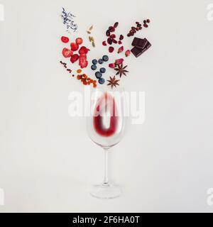 Stillleben Komposition mit Weinglas und Aromen von Rotwein. Stockfoto