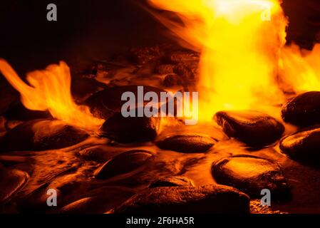 Quelle von Feuerwasser. Verbrennung von Methan im Wasser. Kaltes Feuer. Stockfoto