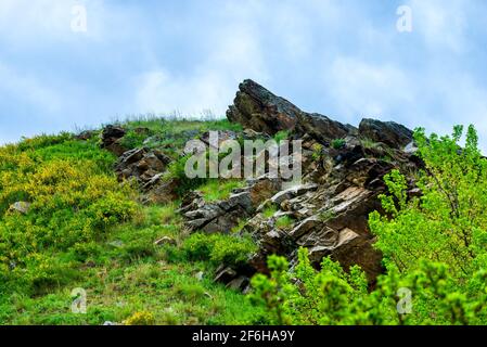 Rand des steilen Abhangs auf felsigen Hügeln. Dramatische Landschaft in den Bergen. Stockfoto