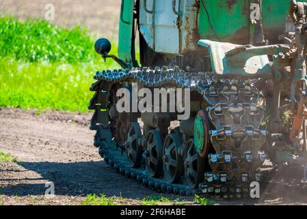 Durchgehende Raupenspuren des Bulldozers. Nahaufnahme Detail eines Metall Raupenfahrwerk Traktorketten. Stockfoto