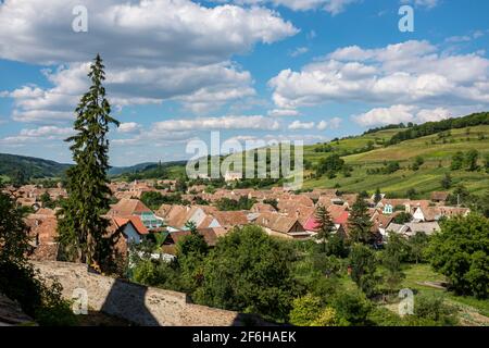 Das sächsische Dorf Biertan, von den Mauern der befestigten Kirche aus gesehen. In Siebenbürgen, Rumänien. Stockfoto