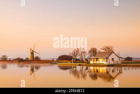 Eine ruhige Dawn auf dem Fluss Thurne in der Norfolk Broads. Stockfoto