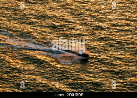 Eineinziger Jetski bei Sonnenuntergang, Pattaya, Thailand Stockfoto