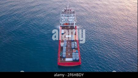 Offshore-Versorgungsschiff im ruhigen Meerwasser. Stockfoto