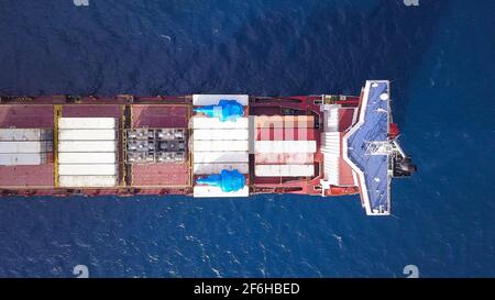 Stern eines großen Containerschiffes, das mit verschiedenen Containermarken beladen ist. Stockfoto