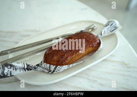 Nahaufnahme Caramellow eclair (Creme- und Karamellkuchen) Stockfoto