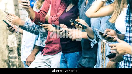 Gruppe von multikulturellen Freunden mit Smartphone im Freien - Menschen Hände Süchtig nach Handy - Technologie-Konzept Stockfoto