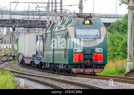 Der Güterzug fährt am Bahnhof vorbei. Waggons mit Warenlieferung Stockfoto