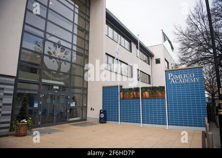 London, Großbritannien. April 2021. Ein leerer Fahnenmast vor der Pimlico Academy in Westminster, London, wo die Unionsflagge nach einem Studentenprotest entfernt wurde. Die Schüler inszenierten einen Walk-out über die strikte neue einheitliche Politik ihrer Schule, nachdem sie behauptet hatten, sie sei diskriminierend und rassistisch. Schüler und Lehrer haben den Rücktritt von Schulleiter Daniel Smith gefordert. Bildnachweis: Ben Cawthra/Sipa USA **KEINE Verkäufe in Großbritannien** Bildnachweis: SIPA USA/Alamy Live News Stockfoto