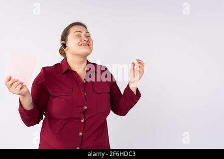 Fröhliche plus Größe junge Bloggerin Aufnahme Live-Video für Social-Network-Konto auf grauem Hintergrund, im Gespräch mit Anhängern über Körper Stockfoto