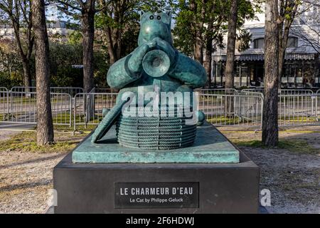 Paris, Frankreich. März 2021. Philippe Gelucks LE CHAT DEAMBULE-Ausstellung, vom 26. März bis 9. Juni 2021, auf den Champs-Élysées in Paris. Stockfoto