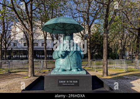 Paris, Frankreich. März 2021. Philippe Gelucks LE CHAT DEAMBULE-Ausstellung, vom 26. März bis 9. Juni 2021, auf den Champs-Élysées in Paris. Stockfoto