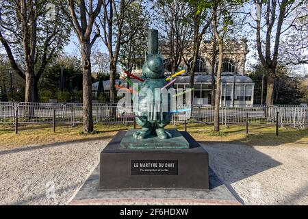 Paris, Frankreich. März 2021. Philippe Gelucks LE CHAT DEAMBULE-Ausstellung, vom 26. März bis 9. Juni 2021, auf den Champs-Élysées in Paris. Stockfoto