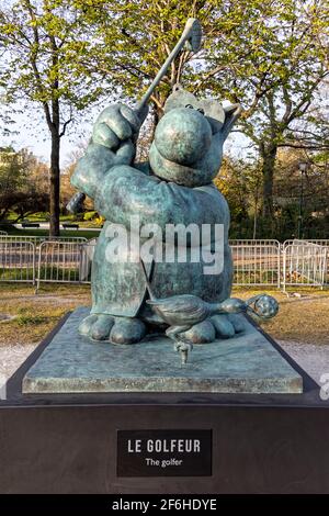 Paris, Frankreich. März 2021. Philippe Gelucks LE CHAT DEAMBULE-Ausstellung, vom 26. März bis 9. Juni 2021, auf den Champs-Élysées in Paris. Stockfoto