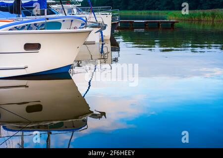 Festgemacht Segelboote auf einem Pier ruhig am frühen Morgen. Sommer Segelurlaub. Stockfoto