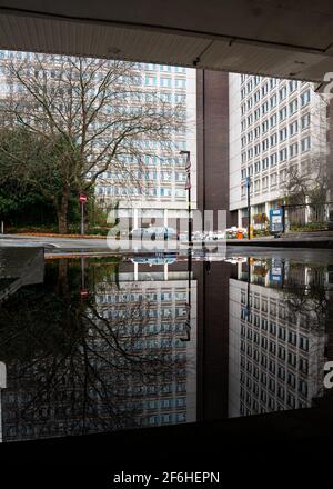 Das Axis Building Birmingham England spiegelte sich im Wasser unter der A38-Überführung wider, spiegelte das Bild mit vielen Fenstern aus dem Bürogebäude wider Stockfoto