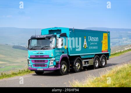 I'anson-Wagen mit Viehfutter, der auf einer schmalen Landstraße in North Yorkshire, Großbritannien, unterwegs ist. Stockfoto