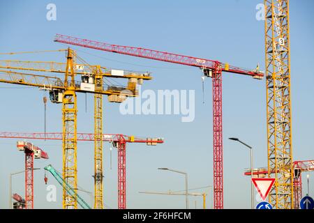 Krane auf der großen Baustelle wird ein neuer Stadtteil gebaut. Großes Bauprojekt. Investitionsimmobilien Stockfoto