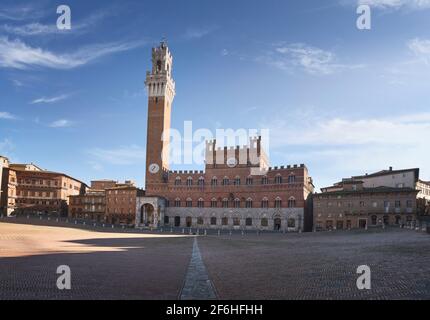 Siena, Piazza del Campo, Torre del Mangia Turm und Palazzo Pubblico Gebäude. Toskana, Italien. Stockfoto