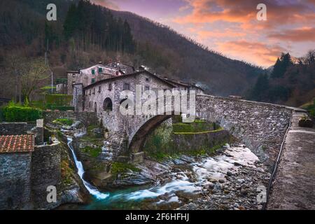 Fabbriche di Vallico altes Dorf und alte Brücke über den Bach. Fabbriche di Vergemoli, Apuane Park, Garfagnana, Toskana, Italien Europa Stockfoto