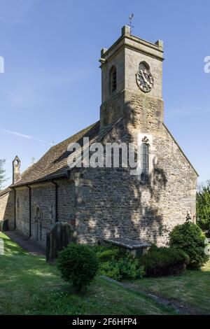 Die Kirche von St. Oswald im Dorf Oswaldkirk, Yorkshire, Großbritannien; eine normannische Kirche mit späteren Änderungen. Stockfoto