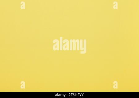 Hellgelber Hintergrund mit Papiertextur Stockfoto