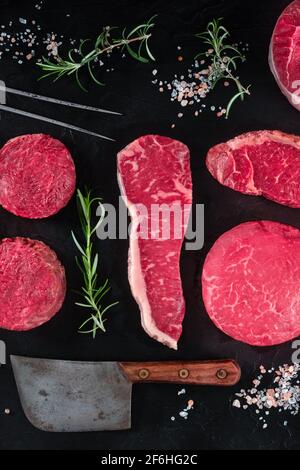 Rohes Fleisch mit Gewürzen, von oben geschossen Stockfoto