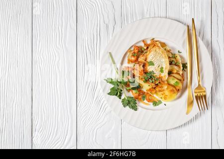 Tartiflette, French Potato, Bacon und Käseauflauf auf einem weißen Teller, flaches Lay, Freiraum, französische Küche Stockfoto