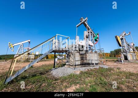 Ölpumpenheber. Ein Pumpjack ist der Überflure-Antrieb für eine Hubkolbenpumpe in einer Ölbohrung. Es wird verwendet, um die Flüssigkeit mechanisch aus dem Wel zu heben Stockfoto