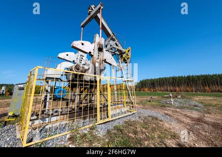 Ölpumpenheber. Ein Pumpjack ist der Überflure-Antrieb für eine Hubkolbenpumpe in einer Ölbohrung. Es wird verwendet, um die Flüssigkeit mechanisch aus dem Wel zu heben Stockfoto