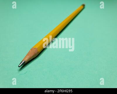 Schreibwarenstift auf grünem Hintergrund Stockfoto