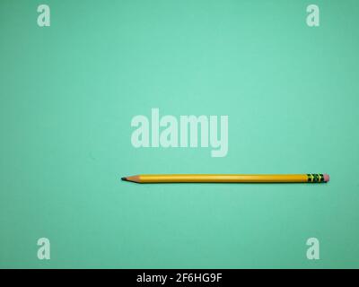 Schreibwarenstift auf grünem Hintergrund Stockfoto