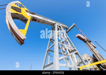 Ölpumpenheber. Ein Pumpjack ist der Überflure-Antrieb für eine Hubkolbenpumpe in einer Ölbohrung. Es wird verwendet, um die Flüssigkeit mechanisch aus dem Wel zu heben Stockfoto