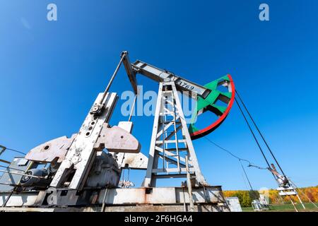 Ölpumpenheber. Ein Pumpjack ist der Überflure-Antrieb für eine Hubkolbenpumpe in einer Ölbohrung. Es wird verwendet, um die Flüssigkeit mechanisch aus dem Wel zu heben Stockfoto