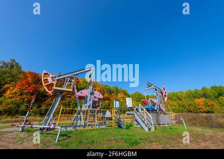 Ölpumpenheber. Ein Pumpjack ist der Überflure-Antrieb für eine Hubkolbenpumpe in einer Ölbohrung. Es wird verwendet, um die Flüssigkeit mechanisch aus dem Wel zu heben Stockfoto
