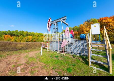 Ölpumpenheber. Ein Pumpjack ist der Überflure-Antrieb für eine Hubkolbenpumpe in einer Ölbohrung. Es wird verwendet, um die Flüssigkeit mechanisch aus dem Wel zu heben Stockfoto