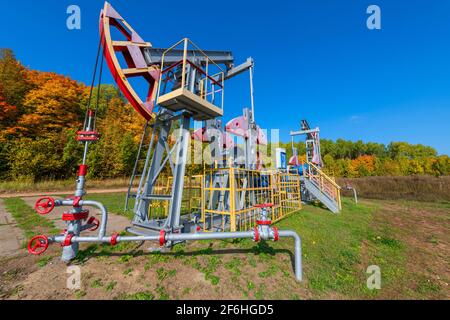 Ölpumpenheber. Ein Pumpjack ist der Überflure-Antrieb für eine Hubkolbenpumpe in einer Ölbohrung. Es wird verwendet, um die Flüssigkeit mechanisch aus dem Wel zu heben Stockfoto