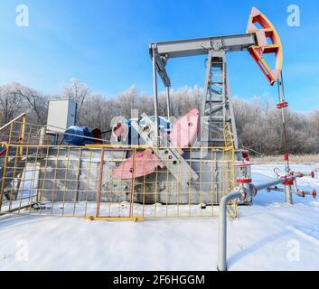 Ölpumpenheber-Winterarbeit ist der Überflure-Antrieb für eine Kolbenpumpe in einer Ölbohrung. Es wird verwendet, um die Flüssigkeit mechanisch aus dem Wel zu heben Stockfoto