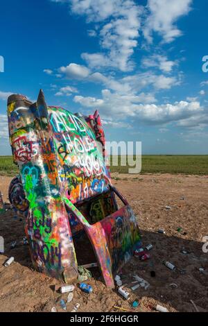 Amarillo, Texas - 8. Juli 2014: Detail eines Autos auf der Cadillac Ranch, entlang der US Route 66, in der Nähe der Stadt Amarillo, Texas. Die Cadillac Ranch ist Stockfoto