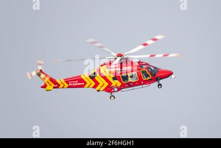 Cornwall Air Ambulance nimmt an einem Zwischenfall in Helston am 30/03/21 Teil Stockfoto