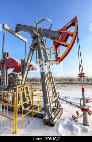 Ölpumpenheber-Winterarbeit ist der Überflure-Antrieb für eine Kolbenpumpe in einer Ölbohrung. Es wird verwendet, um die Flüssigkeit mechanisch aus dem Wel zu heben Stockfoto