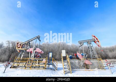 Ölpumpenheber-Winterarbeit ist der Überflure-Antrieb für eine Kolbenpumpe in einer Ölbohrung. Es wird verwendet, um die Flüssigkeit mechanisch aus dem Wel zu heben Stockfoto