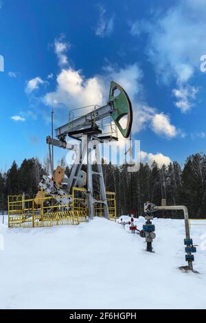 Ölpumpenheber-Winterarbeit ist der Überflure-Antrieb für eine Kolbenpumpe in einer Ölbohrung. Es wird verwendet, um die Flüssigkeit mechanisch aus dem Wel zu heben Stockfoto