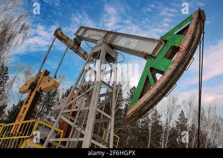 Ölpumpenheber-Winterarbeit ist der Überflure-Antrieb für eine Kolbenpumpe in einer Ölbohrung. Es wird verwendet, um die Flüssigkeit mechanisch aus dem Wel zu heben Stockfoto