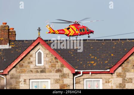 Cornwall Air Ambulance nimmt an einem Zwischenfall in Helston am 30/03/21 Teil Stockfoto