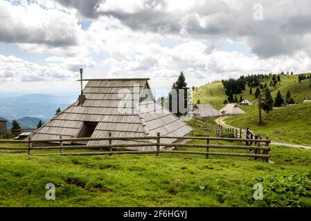 Berghütte oder Haus auf idyllischem Hügel Velika Planina. Bio Öko Landwirtschaft gesundes Leben auf Mala Planina oder Velika Planina. Reiseziel für f Stockfoto