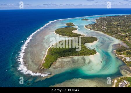 Atemberaubende Luftaufnahme des Strandes und der Lagune von Muri, in Rarotonga auf den Cook-Inseln im Südpazifik an einem sonnigen Tag Stockfoto