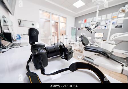 Zahnarztpraxis mit professioneller Kamera, Laptop und medizinischen Geräten. Stockfoto
