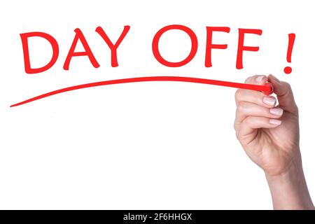 Die Hand schreibt tagaus Wörter mit roter Markierung auf transparentem weißem Hintergrund. Stockfoto